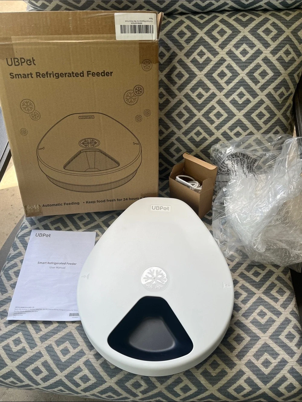 Smart Refrigerated Feeder in White with Black Bowl